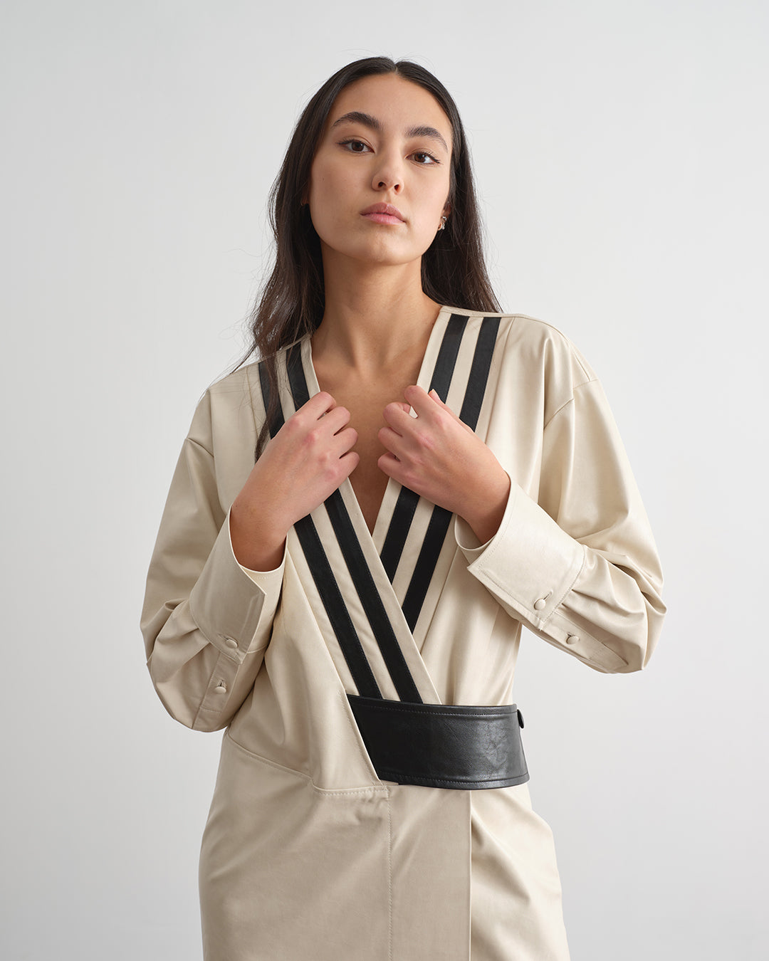 Vestido curto drapeado com aplicação de jóia