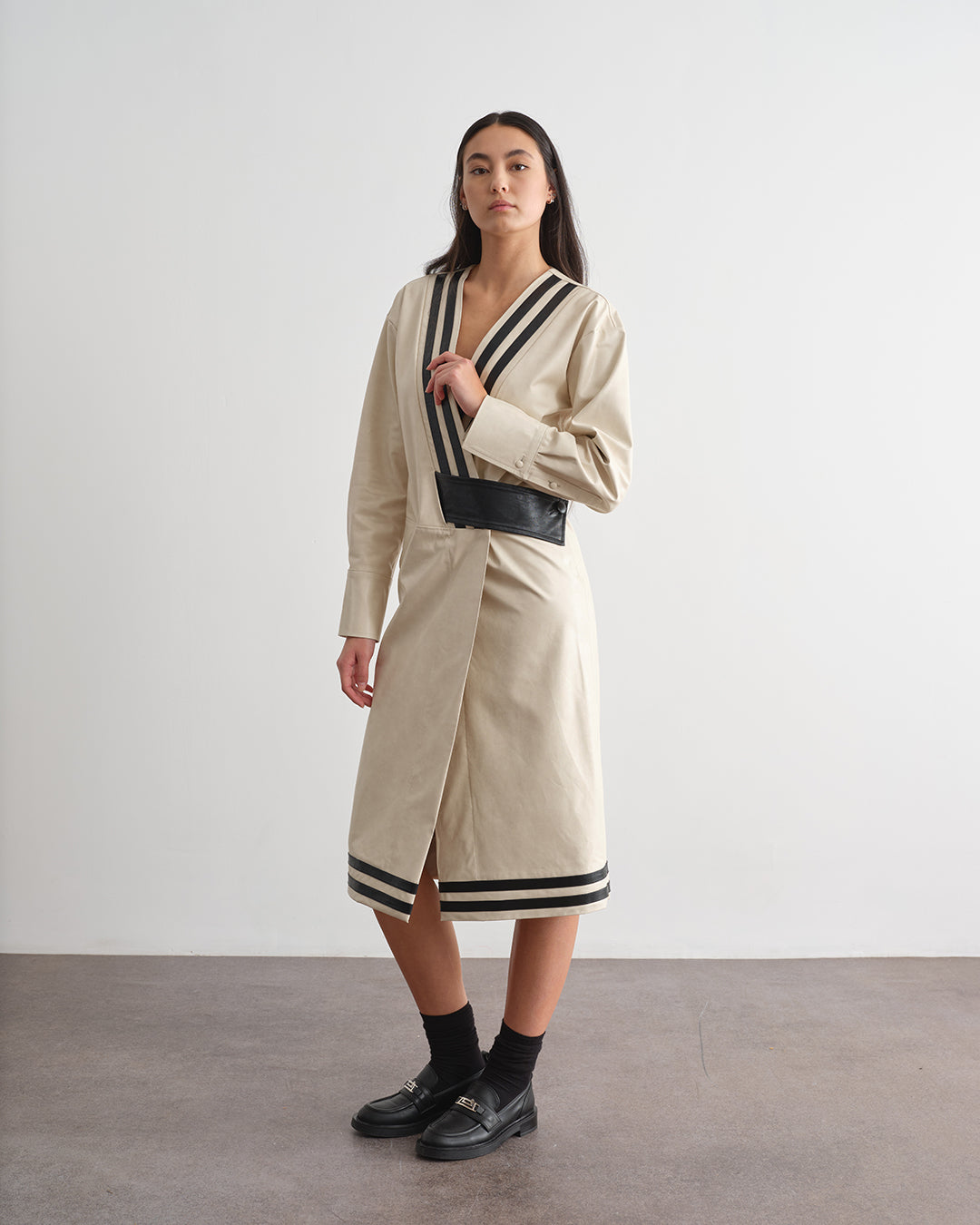 Vestido curto drapeado com aplicação de jóia