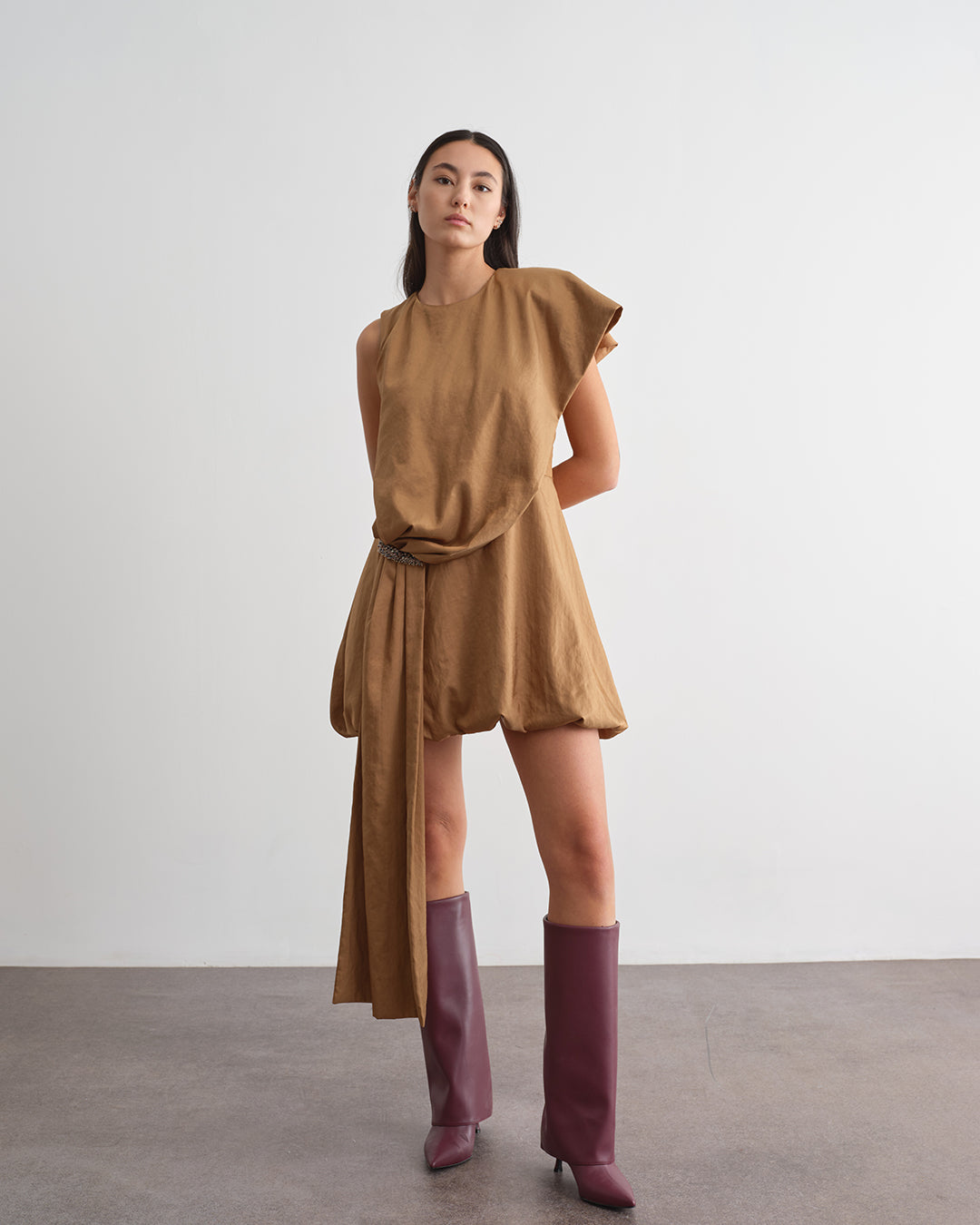 Vestido curto drapeado com aplicação de jóia