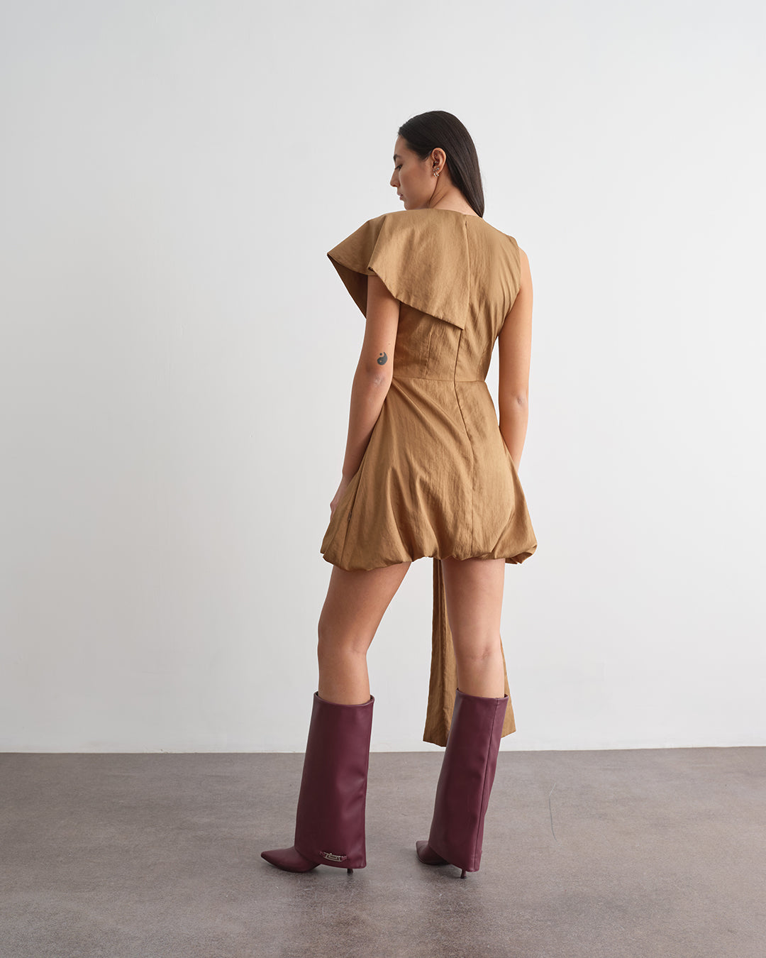 Vestido curto drapeado com aplicação de jóia
